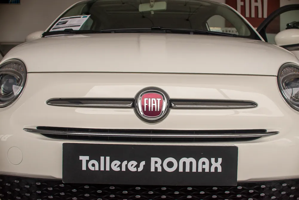[PARTE DELANTERA COCHE FIAT]